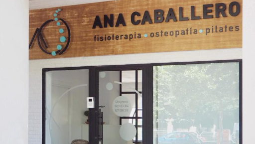 Centro de fisioterapeutas Clínica de Fisioterapia y Osteopatía Ana Caballero en Cáceres‎ -